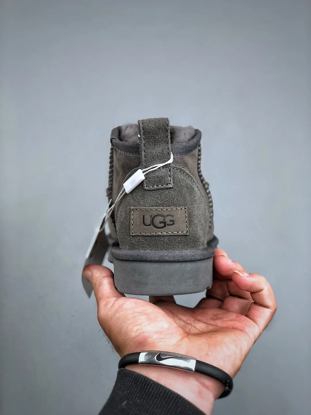 Local self-pickup 💰520 supports store placement. The top version on the market. UGG Mini thin-soled black short tube 1.5cm popular style. Produced by a major foreign trade factory in Guangzhou. Real sheep fur from toe to insole. Independent outer box packaging. Chip. Waterproof process. Different from any version on the market. 3cm thick sole, independently developed outsole, cashmere insole, keeping warm in winter, suitable for home use. In the new year, uug has launched a style series, which is partially geared towards the preferences of young consumers. It has also moved to the forefront of fashion trends. Shoe body material, water-repellent coated suede upper, 17mm UGGPURE™ implanted wool insole, lightweight non-slip and comfortable rubber outsole, with brand LOGO, and full packaging. Size: 35-44